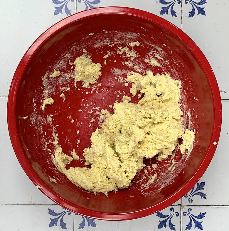 bowl with spritsen dough